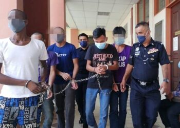 MOHD. Hidayat Hamzah (tengah) didenda RM1,000 setelah mengaku bersalah mencederakan remaja lelaki orang kurang upaya (OKU) di Mahkamah Majistret Taiping hari ini. - UTUSAN