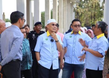 MOHD. Shukri Ramli (dua dari kiri) mendengar taklimat pada program walkabout di Kompleks Kemudahan Pelancongan Kuala Perlis hari ini.- UTUSAN