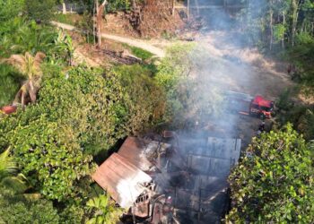 KEBAKARAN yang memusnahkan sebuah rumah di Kampung Gerowot, Kuala Penyu hari ini- Gambar Ihsan Bomba