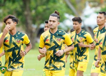 ROZAIMI ABDUL RAHMAN (tengah) ketika menjalani sesi latihan bersama skuad Hijau Kuning.- IHSAN KDA FC