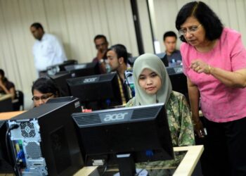 SEBANYAK 88.7 peratus rakyat Malaysia menggunakan internet atas pelbagai urusan harian. - GAMBAR HIASAN/AFP