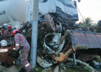 KEADAAN lori dan treler yang terlibat dalam kemalangan sehingga mengorbankan tiga lelaki dalam kejadian di Jalan Kluang-Batu Pahat, Batu Pahat, Johor.