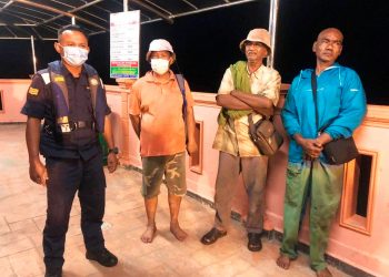 TIGA nelayan tempatan berdepan detik cemas apabila bot dinaiki mereka mengalami kerosakan enjin dan kebocoran ketika menangkap ikan di kawasan kira-kira 31 batu nautika barat Pulau Sayak, Sungai Petani, Kedah, semalam.