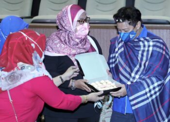 AZALINA Othman (kanan) menerima cenderahati daripada Ketua Wanita UMNO Bahagian Kota Melaka, Haryaty Hamdzah (tengah) pada majlis penutup program ''Voice Of Gap Wanita UMNO Kota Melaka’ sempena sambutan Hari Wanita Antarabangsa 2021 di Auditorium Perkampungan Hang Tuah, Duyong, Melaka. - UTUSAN/RASUL AZLI SAMAD