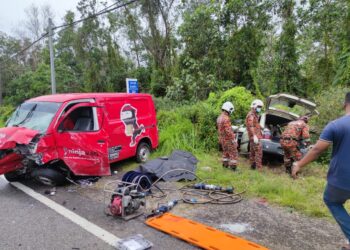 PASUKAN penyelamat berusaha mengeluarkan tiga mangsa yang tersepit dalam kenderaan jenis Perodua Kancil dalam satu kemalangan membabitkan tiga kenderaan di kilometer 128 Jalan Kuantan - Johor Bahru, di Rompin, Pahang.