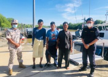 TIGA mangsa bot karam yang diselamatkan oleh Maritim Malaysia di jeti Zon Maritim Kuala Kedah, Alor Setar, hari ini. - IHSAN MARITIM MALAYSIA