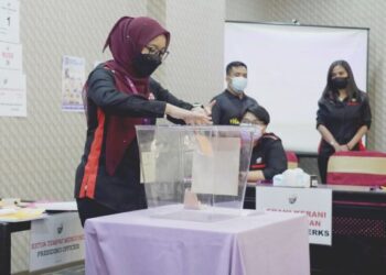 PETUGAS Akademi Pilihan Raya (APR) menunjukkan demonstrasi dan prosedur operasi standard (SOP) yang perlu dipatuhi semasa PRN Melaka di Hotel Metrasquare, Ayer Keroh, Melaka, semalam. - MINGGUAN/AMIR KHALID