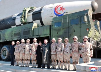 GAMBAR yang tidak dinyatakan tarikh menunjukkan Kim Jong Un bergambar bersama-sama anak perempuannya berserta barisan tentera di hadapan peluru berpandu milik Korea Utara. -AFP