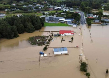 SEBAHAGIAN bandar Auckland turut terjejas banjir sejak Jumaat lalu.-AGENSI