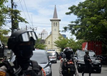 ANGGOTA polis mengawal ketat lokasi pengeboman di luar sebuah gereja Katolik di bandar Makassar, Sulawesi Selatan. - AGENSI  