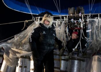 FEDOR Konyukhov dan Ivan Menyailo mencipta rekod dunia selepas melengkapkan misi penerbangan tanpa henti paling lama dengan menaiki belon udara panas. - AGENSI  