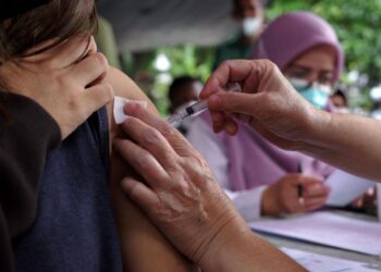 KANAK-kanak dan remaja mungkin tidak perlu lagi vaksin Covid-19. -AFP