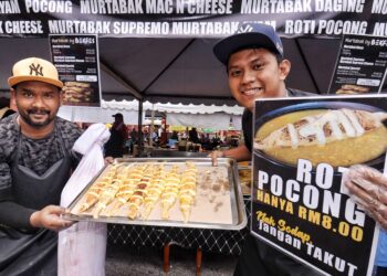 MUHAMMAD Yusri Baharin (kanan) bersama rakannya, Muhammad Firdaus Kamarudin, 37, menunjukkan roti ‘pocong’ jualan mereka 
di Bazar Ramadan Stadium Tuanku Abdul Rahman, Paroi, Seremban. 
– UTUSAN/MOHD. SHAHJEHAN MAAMIN