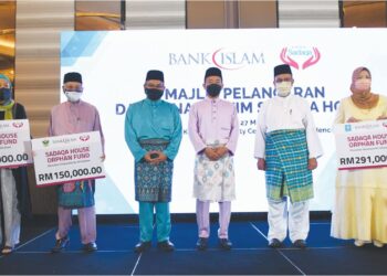 TAN Sri Dr Ismail Hj Bakar (tiga dari kanan), Pengerusi Kumpulan Bank Islam, bersama wakil-wakil rakan pelaksana Sadaqa House yang menerima replika cek sumbangan pada majlis pelancaran Dana Anak Yatim Sadaqa House di Kuala Lumpur baru-baru ini.