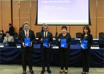 GABENOR Bank Negara Malaysia, Tan Sri Nor Shamsiah Mohd. Yunus (dua kanan) dan timbalan beliau melancarkan Laporan Tahunan BNM 2022 di Kuala Lumpur, semalam. – UTUSAN/AFIQ RAZALI