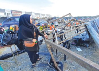 EVI Yani Mohd. Sapri menunjukkan besi khemah yang menghempapnya ketika terperangkap dalam kejadian ribut di tapak karnival Aidilfitri di Taman Serai Wangi, Padang Serai di Kulim. – UTUSAN/AZAHAR HASHIM