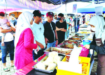 PENGUNJUNG mendapatkan juadah berbuka puasa ketika berkunjung ke Bazar Ramadan Stadium Shah Alam di Shah Alam, Selangor. – UTUSAN/MOHAMAD NAUFAL MOHAMAD IDRIS