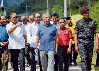 Yang di-Pertuan Agong, Al-Sultan Abdullah Ri’ayatuddin Al-Mustafa Billah Shah berkenan melihat kawasan persekitaran Sungai Ichat yang tercemar akibat pencerobohan tanah di Kuala Terla, Cameron Highlands, September lalu. Turut hadir Menteri Besar Pahang, Datuk Seri Wan Rosdy Wan Ismail (depan, kiri).