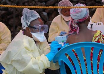 SEORANG petugas kesihatan sedang menyuntik vaksin Ebola kepada kanak-kanak di Goma, Congo pada Ogos
2019. – AFP