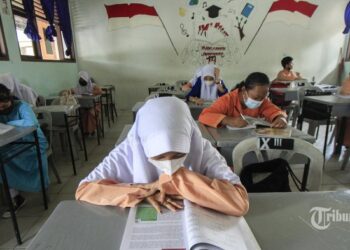 PELAJAR mengikuti pembelajaran PTM di Sekolah Menengah
Pertama Negeri 10 di Batam. – TRIBUNNEWS