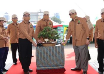 ABANG Johari Tun Openg (dua, kanan)melancarkan Le Tour De Restoration (Greening Sarawak's Campaign) Jabatan Hutan Sarawak sempena sambutan Bulan Inovasi Perkhidmatan Awam Srawak 2021 di sini hari ini.