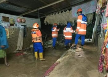 ANGGOTA APM memeriksa dinding sebuah rumah penduduk yang runtuh dalam kejadian banjir di Kampung Landai, Mukim Sok, Sik semalam.