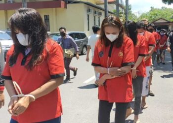 ANGGOTA sindiket seluk saku yang ditahan polis di Lombok, Indonesia. - AGENSI