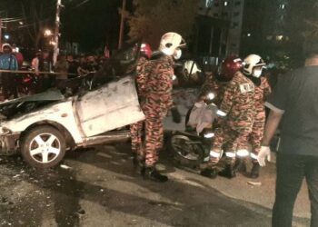 Anggota dari Balai Bomba dan Penyelamat Jalan Kubu sedang mengeluarkan mangsa yang tersepit. UTUSAN/AMRAN MULUP