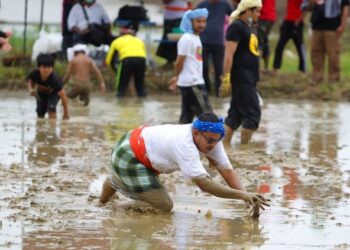 PROGRAM ‘Igap Ikey Daley Baruh’ di Kampung Budi, Bachok, Kelantan baru-baru ini tetap meriah meskipun para peserta perlu mematuhi SOP ditetapkan. - UTUSAN/ZULHANIFA SIDEK