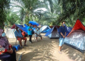 MASYARAKAT Orang Asli membina penempatan sendiri di atas bukit berikutan rumah mereka terjejas banjir di Kampung Orang Asli Bukit Tampoi Seberang, Dengkil, Selangor. -UTUSAN/FAISOL MUSTAFA