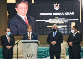 KETUA Menteri ketika mengumumkan barisan Kabinetnya di pejabat beliau di Wisma Bapa Malaysia, Petra Jaya hari ini.