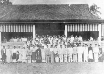 Di era sebelum merdeka, kelas menengah Melayu terdiri daripada guru, imam, penghulu, kerani dan golongan makan gaji.