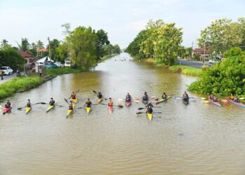 MESKIPUN berlatih dalam keadaan serba kekurangan hanya di Sungai Tambun Tulang namun atlet-atlet yang dilahirkan dari Persatuan Kanu Perlis terus menyinar sehingga di peringkat antarabangsa di Tambun Tulang, Arau, Perlis, semalam.- UTUSAN/IZLIZAN OTHMAN