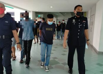 M'HD Udai Adlani (tengah) didakwa membunuh rakan senegara di Mahkamah Majistret, Shah Alam, Selangor hari ini. - UTUSAN / NORHAYATI YAHAYA