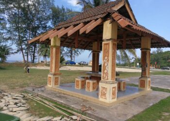 SALAH sebuah pondok untuk berteduh yang rosak dan tidak diselenggara di Pantai Penunjuk, Kijal, Kemaman, Terengganu. - UTUSAN/NIK NUR IZZATUL HAZWANI NIK ADNAN