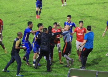 INSIDEN pergaduhan mencemari perlawanan 'abang adik' antara Kelantan FC menentang Kelantan United yang berakhir 1-1 di Stadium Sultan Muhammad IV, Kota Bharu. - UTUSAN/KAMARUL BISMI KAMARUZAMAN