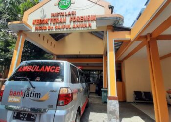 SEORANG sukarelawan Hospital Umum Daerah Saiful Anwar pengsan akibat dipukul keluarga jenazah pesakit Covid-19 kerana tertukar keranda. - AGENSI