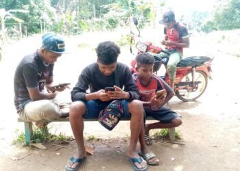 PENDUDUK Orang Asli terpaksa keluar bagi mendapatkan kemudahan internet di Kampung Aring 5, Gua Musang, Kelantan. - MINGGUAN/ AIMUNI TUAN LAH