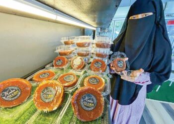 NOR Aishah Nazir menunjukkan kuih bakul dihasilkan di kedainya di Pasir Puteh, Kelantan yang laris setiap kali sambutan Tahun Baharu Cina. – UTUSAN/TOREK SULONG