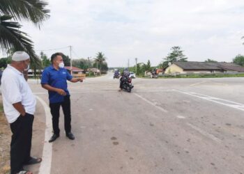 MOHD. Nashrah Md. Sultan (kanan) dan Mohd. Khir Osman meninjau simpang empat Jalan Sidam Kiri-Pokok Jambu dan Jalan Sidam Kanan, Kulim, Kedah yang perlu dipasang lampu isyarat bagi mengelak kesesakan. - UTUSAN/AZAHAR HASHIM