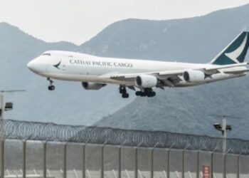 CATHAY Pacific mengubah laluan New York ke Hong Kong dengan melalui Atlantik. - AFP