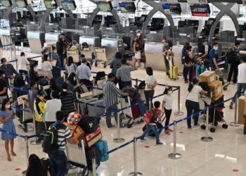 PENGUNJUNG menunggu di kawasan daftar masuk di Lapangan Terbang Antarabangsa Suvarnabhumi di Bangkok, Thailand. - AFP