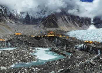 GLASIER Khumbu yang terletak di kaki EBC semakin cepat cair dan menipis sehingga mengundang risiko kepada ratusan pendaki melalui laluan itu. - AGENSI