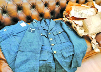 SEPASANG uniform tentera udara Britain yang masih elok ditemukan dalam bungkusan berusia 70 tahun. - SWNS