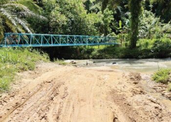 SALURAN paip yang digunakan penduduk kampung semasa paras air sungai naik di Kampung Mansiang Baru, Keningau.