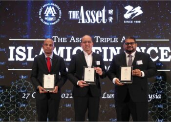 HAIROL AZIZI Tajudin (tengah) menerima anugerah Sukuk SRI Hijau Terbaik ASEAN di The Asset Triple A Islamic Finance Awards 2022.