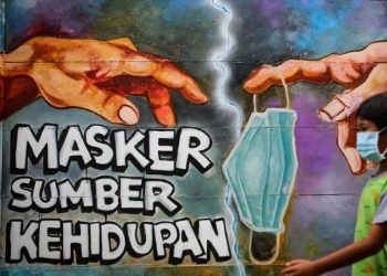 ORANG ramai diingatkan supaya sentiasa mematuhi protokol kesihatan Covid-19 dengan memakai pelitup muka. -AGENSI 