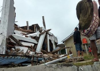 BEBERAPA penduduk melihat rumah mereka yang ranap selepas dilanda gempa bumi di Sukabumi, Jawa Barat pada Mac lalu. - AFP    