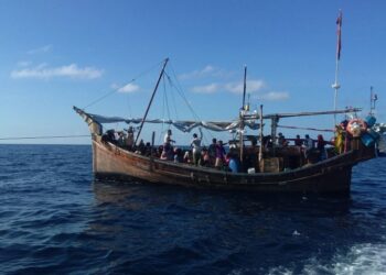 PERAHU kayu yang membawa 120 pelarian Rohingya terkandas di perairan Aceh, Indonesia.-AFP