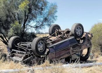 KEADAAN kereta Land Rover Discovery yang terbalik ketika ditemukan keluarga mangsa di Kondinin di barat Perth Selasa lalu.-AGENSI